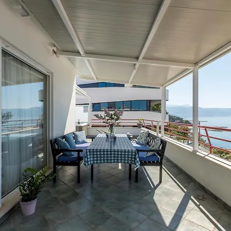 Seaside Penthouse With Hot Tub Sky Living