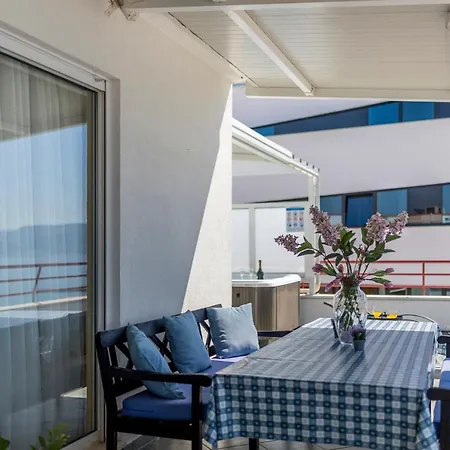 Seaside Penthouse With Hot Tub Sky Living Apartment Split