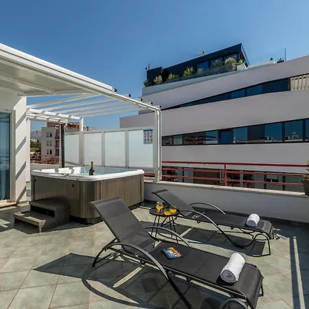 Seaside Penthouse With Hot Tub Sky Living Apartment Split