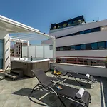 Seaside Penthouse With Hot Tub Sky Living Apartment Split