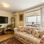 Seaside Penthouse With Hot Tub Sky Living Apartment *