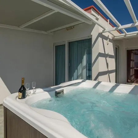 شقة Seaside Penthouse With Hot Tub Sky Living *