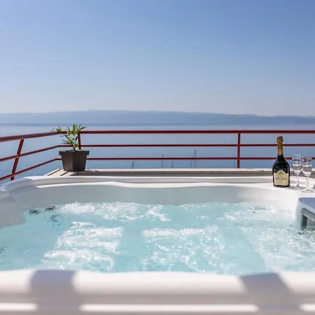 Seaside Penthouse With Hot Tub Sky Living سبليت