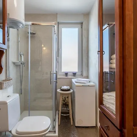 شقة Seaside Penthouse With Hot Tub Sky Living