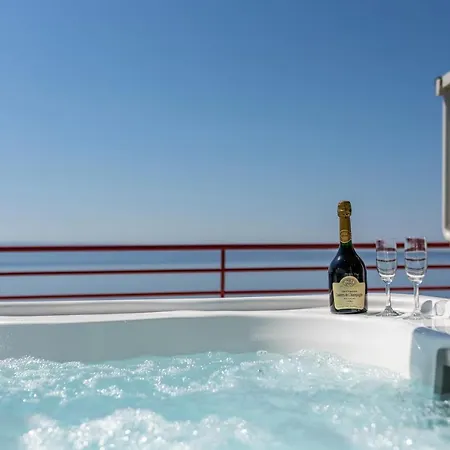 Seaside Penthouse With Hot Tub Sky Living * سبليت