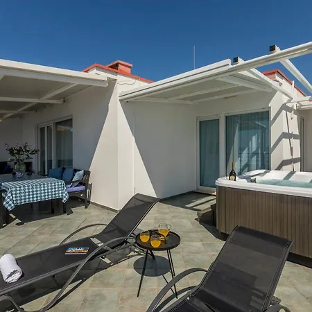Seaside Penthouse With Hot Tub Sky Living سبليت