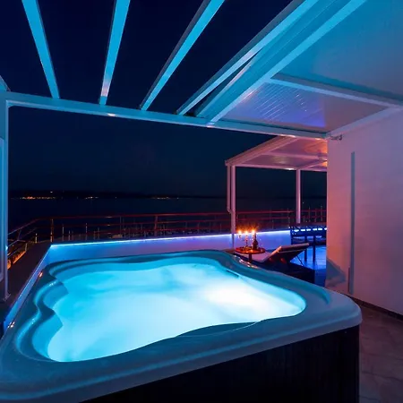 شقة Seaside Penthouse With Hot Tub Sky Living