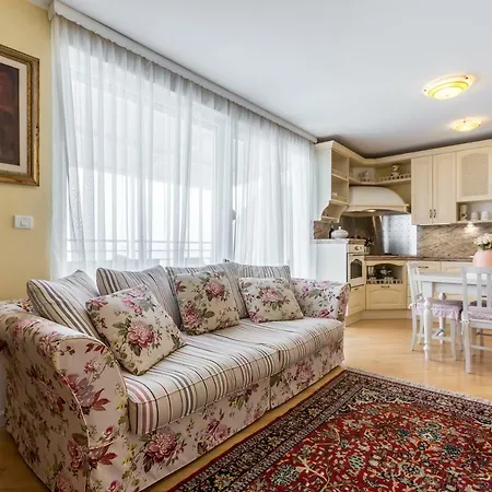 Seaside Penthouse With Hot Tub Sky Living سبليت