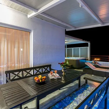 شقة Seaside Penthouse With Hot Tub Sky Living